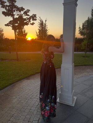 Corina Dănilă Instagram - Nu ne vedem des. Alergăm, pe unde ..ne aleargă viața! Dar sunt momente în care ne întâlnim, pe care le prețuiesc și pentru care-i sunt recunoscătoare pe viață.. Ea e genul de OM pe care, odată ce l-ai întâlnit, îl păstrezi în suflet cu grijă!
Azi e ziua ei!
Suflet bun și luminos, să-ți fie mereu senin!
🎉❤️ La mulți ani, @larisagojnete !!!

PS: pe unde o prind, facem câte un selfie. Cred că cel mai bine ne reprezintă prima poză 😄 
#birthdaygirl #lamultiani #happybirthday #fyp #foryou #foryoupage