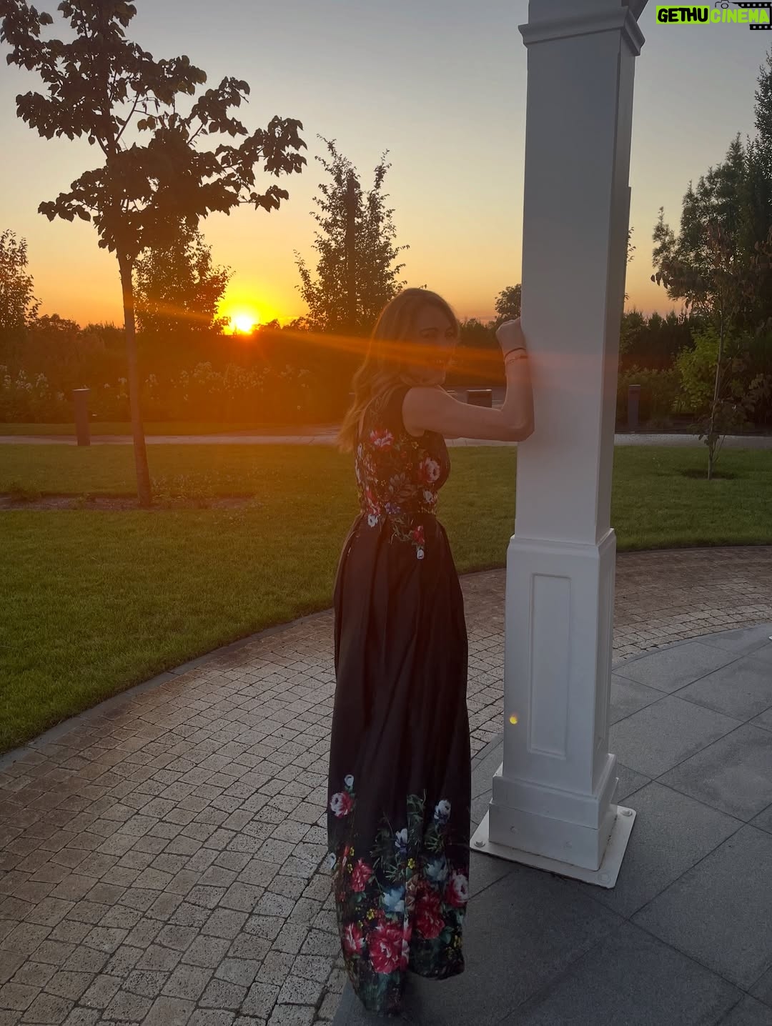 Corina Dănilă - 460 Likes - Nu ne vedem des. Alergăm, pe unde ..ne aleargă viața! Dar sunt momente în care ne întâlnim, pe care le prețuiesc și pentru care-i sunt recunoscătoare pe viață.. Ea e genul de OM pe care, odată ce l-ai întâlnit, îl păstrezi în suflet cu grijă!
Azi e ziua ei!
Suflet bun și luminos, să-ți fie mereu senin!
🎉❤️ La mulți ani, @larisagojnete !!!

PS: pe unde o prind, facem câte un selfie. Cred că cel mai bine ne reprezintă prima poză 😄 
#birthdaygirl #lamultiani #happybirthday #fyp #foryou #foryoupage