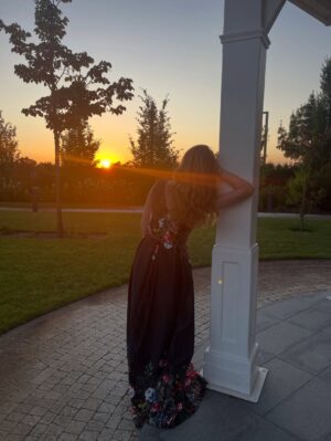 Corina Dănilă Instagram - Nu ne vedem des. Alergăm, pe unde ..ne aleargă viața! Dar sunt momente în care ne întâlnim, pe care le prețuiesc și pentru care-i sunt recunoscătoare pe viață.. Ea e genul de OM pe care, odată ce l-ai întâlnit, îl păstrezi în suflet cu grijă!
Azi e ziua ei!
Suflet bun și luminos, să-ți fie mereu senin!
🎉❤️ La mulți ani, @larisagojnete !!!

PS: pe unde o prind, facem câte un selfie. Cred că cel mai bine ne reprezintă prima poză 😄 
#birthdaygirl #lamultiani #happybirthday #fyp #foryou #foryoupage