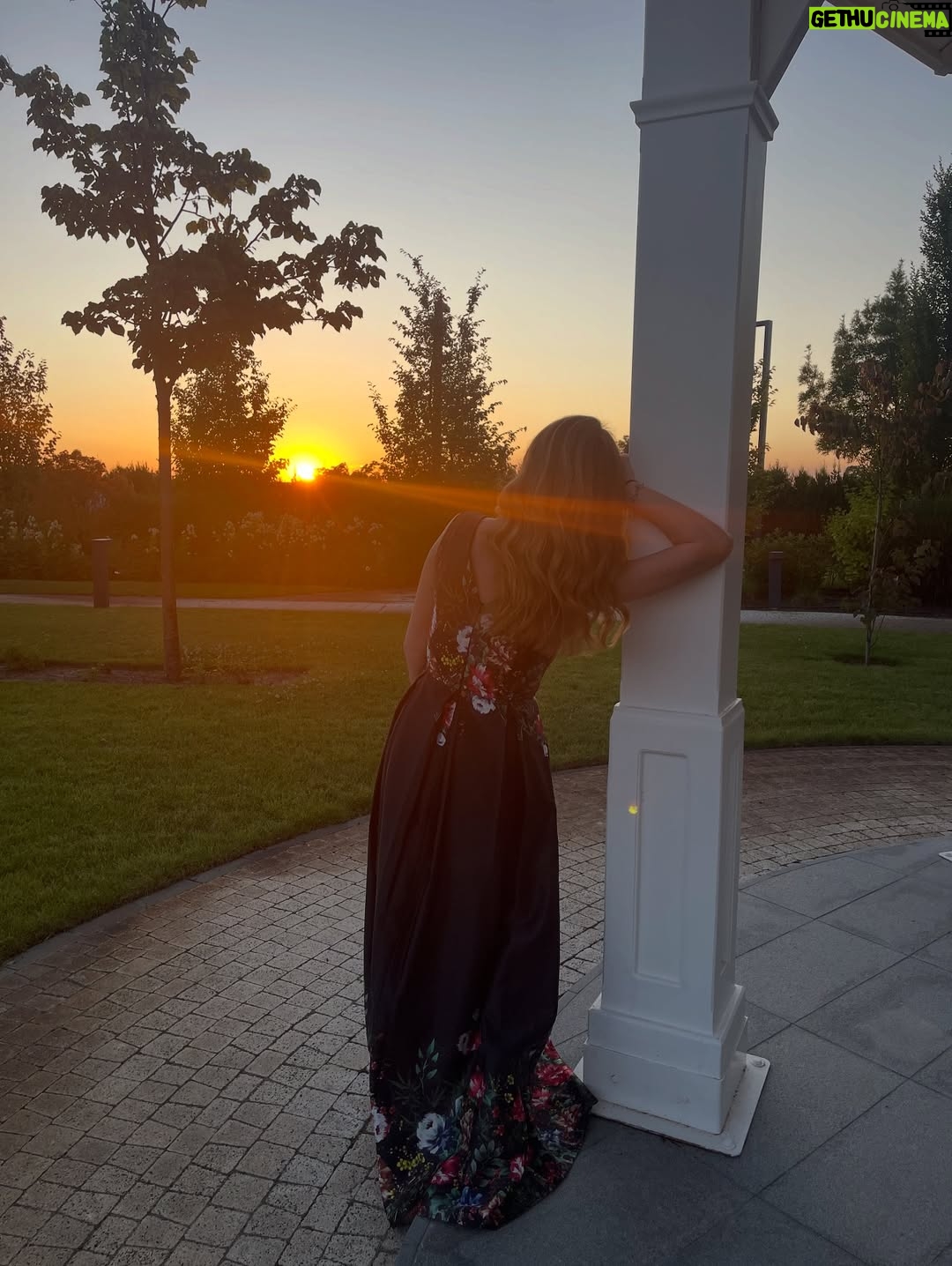 Corina Dănilă - 460 Likes - Nu ne vedem des. Alergăm, pe unde ..ne aleargă viața! Dar sunt momente în care ne întâlnim, pe care le prețuiesc și pentru care-i sunt recunoscătoare pe viață.. Ea e genul de OM pe care, odată ce l-ai întâlnit, îl păstrezi în suflet cu grijă!
Azi e ziua ei!
Suflet bun și luminos, să-ți fie mereu senin!
🎉❤️ La mulți ani, @larisagojnete !!!

PS: pe unde o prind, facem câte un selfie. Cred că cel mai bine ne reprezintă prima poză 😄 
#birthdaygirl #lamultiani #happybirthday #fyp #foryou #foryoupage