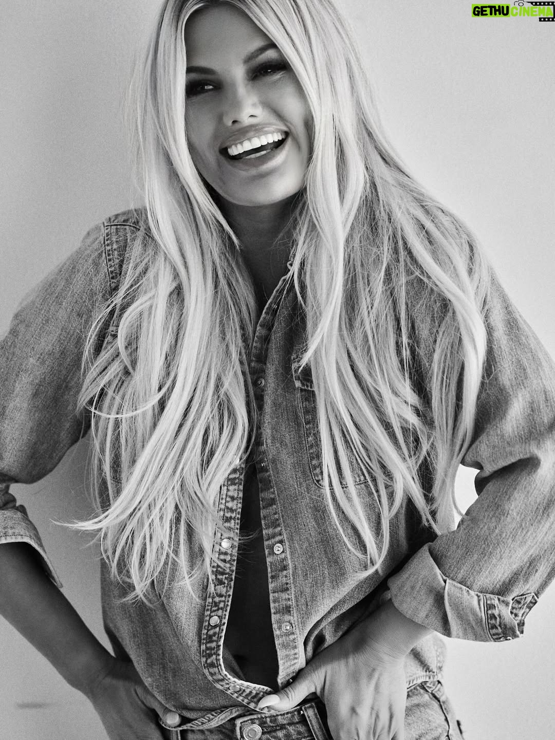 Courtney Hansen - 7.3K Likes - Good vibes only… #sneakpeek 🤍✨