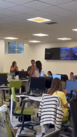 Cristina Saavedra Instagram - Marcharte así del que ha sido tu lugar trabajo durante 19 años, entre los aplausos de tus compañeras y compañeros, sus lágrimas emocionadas, y las mías, cargada de amor y luz… Solo puedo daros las gracias desde lo más profundo. He sido muy afortunada por haber podido hacer equipo con vosotras y vosotras. Ahora me toca construir un futuro, pero  con tanto amor me será más fácil. Siempre estaré para todas vosotras y vosotros. Siempre. Os voy a echar tanto de menos... Os deseo toda la felicidad que me habéis dado. Os quiero mucho ❤️

📹: @patricia.ahijadovalle