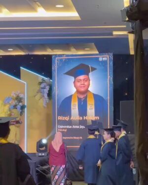 Cut Tari Instagram - Heyy Sayangku @sydneyazkassya , Selamat yaah sekarang udah lulus SMA !! 😙🫶🏻 … Mama seneng, haru, mellow, lega semua jadi satu!. 
Dari yang tadinya masih kecil selalu berisik “maa, maa, maa, maaaa, mama, mama, mamaaaa…” , sekarang suara-suara itu kadang ada, kadang ngga. 
Dari yang “maaa ini gimana?, itu gimana?, tolong maa, tolong bantuin ma , tolong Sydney ma, Sydney ga bisa mama …“ , dan di akhir-akhir SMA kemarin justru mama yang selalu nanya-nanya terus ke Sydney “Syd itu udah dikumpulin? Syd tugas ini itu udah selesai belum?, Syd jangan lupa ini itu ya kumpulin ke guru” , dan blablabla’nya mama, sampeee akhirnya waktu itu Sydney bilang ke Mama “ Ma, udah maa, jangan kaya gitu, mama percaya aja sama Sydney soal Sekolah, mama ga usah selalu tanya-tanya, Sydney akan selesein semuanya” .. hmm, pas denger kata-kata Sydney itu, mama langsung mikir kalau mama juga perlu belajar, belajar untuk percaya kalau Sydney bukan Sydney si anak kecil lagi. 
Well, it feels like just yesterday you were a little girl, and today you’ve grown into a young lady. 
As your mom, I’ve seen your commitment and hard work for this, and look at you now, a graduate!
I’m so proud of you. Wishing you a bright and beautiful future. ✨
I Love you Sydney and congratulation on achieving this milestone !. 💛