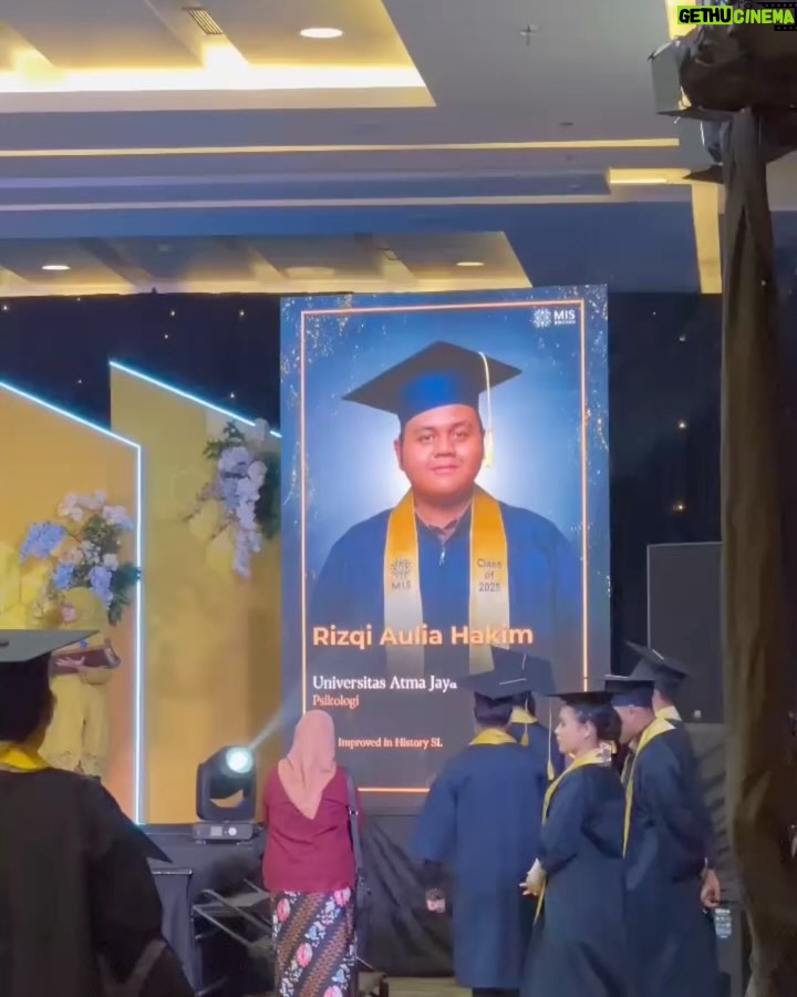 Cut Tari - 18.1K Likes - Heyy Sayangku @sydneyazkassya , Selamat yaah sekarang udah lulus SMA !! 😙🫶🏻 … Mama seneng, haru, mellow, lega semua jadi satu!. 
Dari yang tadinya masih kecil selalu berisik “maa, maa, maa, maaaa, mama, mama, mamaaaa…” , sekarang suara-suara itu kadang ada, kadang ngga. 
Dari yang “maaa ini gimana?, itu gimana?, tolong maa, tolong bantuin ma , tolong Sydney ma, Sydney ga bisa mama …“ , dan di akhir-akhir SMA kemarin justru mama yang selalu nanya-nanya terus ke Sydney “Syd itu udah dikumpulin? Syd tugas ini itu udah selesai belum?, Syd jangan lupa ini itu ya kumpulin ke guru” , dan blablabla’nya mama, sampeee akhirnya waktu itu Sydney bilang ke Mama “ Ma, udah maa, jangan kaya gitu, mama percaya aja sama Sydney soal Sekolah, mama ga usah selalu tanya-tanya, Sydney akan selesein semuanya” .. hmm, pas denger kata-kata Sydney itu, mama langsung mikir kalau mama juga perlu belajar, belajar untuk percaya kalau Sydney bukan Sydney si anak kecil lagi. 
Well, it feels like just yesterday you were a little girl, and today you’ve grown into a young lady. 
As your mom, I’ve seen your commitment and hard work for this, and look at you now, a graduate!
I’m so proud of you. Wishing you a bright and beautiful future. ✨
I Love you Sydney and congratulation on achieving this milestone !. 💛