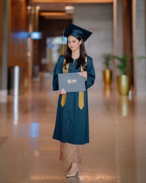 Cut Tari Instagram - Heyy Sayangku @sydneyazkassya , Selamat yaah sekarang udah lulus SMA !! 😙🫶🏻 … Mama seneng, haru, mellow, lega semua jadi satu!. 
Dari yang tadinya masih kecil selalu berisik “maa, maa, maa, maaaa, mama, mama, mamaaaa…” , sekarang suara-suara itu kadang ada, kadang ngga. 
Dari yang “maaa ini gimana?, itu gimana?, tolong maa, tolong bantuin ma , tolong Sydney ma, Sydney ga bisa mama …“ , dan di akhir-akhir SMA kemarin justru mama yang selalu nanya-nanya terus ke Sydney “Syd itu udah dikumpulin? Syd tugas ini itu udah selesai belum?, Syd jangan lupa ini itu ya kumpulin ke guru” , dan blablabla’nya mama, sampeee akhirnya waktu itu Sydney bilang ke Mama “ Ma, udah maa, jangan kaya gitu, mama percaya aja sama Sydney soal Sekolah, mama ga usah selalu tanya-tanya, Sydney akan selesein semuanya” .. hmm, pas denger kata-kata Sydney itu, mama langsung mikir kalau mama juga perlu belajar, belajar untuk percaya kalau Sydney bukan Sydney si anak kecil lagi. 
Well, it feels like just yesterday you were a little girl, and today you’ve grown into a young lady. 
As your mom, I’ve seen your commitment and hard work for this, and look at you now, a graduate!
I’m so proud of you. Wishing you a bright and beautiful future. ✨
I Love you Sydney and congratulation on achieving this milestone !. 💛