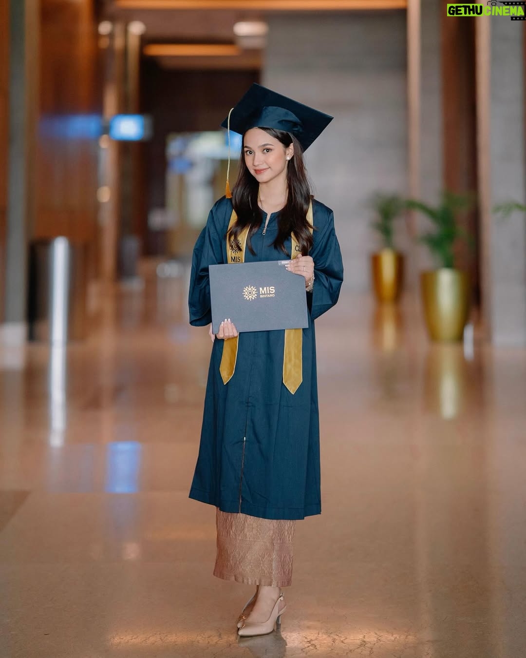 Cut Tari - 18.1K Likes - Heyy Sayangku @sydneyazkassya , Selamat yaah sekarang udah lulus SMA !! 😙🫶🏻 … Mama seneng, haru, mellow, lega semua jadi satu!. 
Dari yang tadinya masih kecil selalu berisik “maa, maa, maa, maaaa, mama, mama, mamaaaa…” , sekarang suara-suara itu kadang ada, kadang ngga. 
Dari yang “maaa ini gimana?, itu gimana?, tolong maa, tolong bantuin ma , tolong Sydney ma, Sydney ga bisa mama …“ , dan di akhir-akhir SMA kemarin justru mama yang selalu nanya-nanya terus ke Sydney “Syd itu udah dikumpulin? Syd tugas ini itu udah selesai belum?, Syd jangan lupa ini itu ya kumpulin ke guru” , dan blablabla’nya mama, sampeee akhirnya waktu itu Sydney bilang ke Mama “ Ma, udah maa, jangan kaya gitu, mama percaya aja sama Sydney soal Sekolah, mama ga usah selalu tanya-tanya, Sydney akan selesein semuanya” .. hmm, pas denger kata-kata Sydney itu, mama langsung mikir kalau mama juga perlu belajar, belajar untuk percaya kalau Sydney bukan Sydney si anak kecil lagi. 
Well, it feels like just yesterday you were a little girl, and today you’ve grown into a young lady. 
As your mom, I’ve seen your commitment and hard work for this, and look at you now, a graduate!
I’m so proud of you. Wishing you a bright and beautiful future. ✨
I Love you Sydney and congratulation on achieving this milestone !. 💛