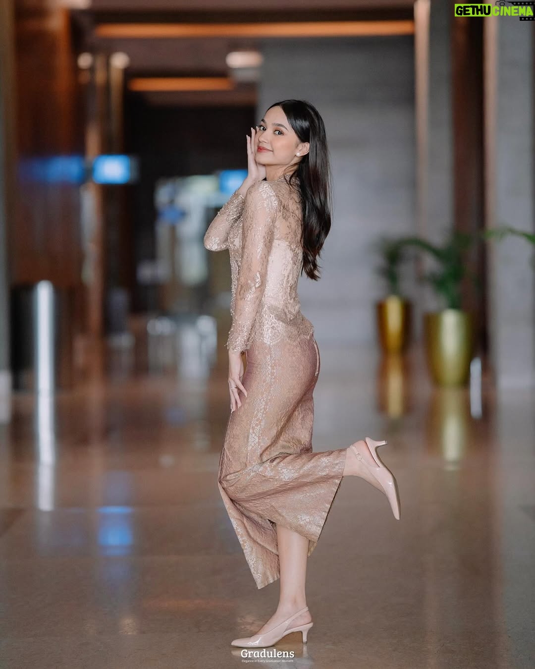 Cut Tari - 18.1K Likes - Heyy Sayangku @sydneyazkassya , Selamat yaah sekarang udah lulus SMA !! 😙🫶🏻 … Mama seneng, haru, mellow, lega semua jadi satu!. 
Dari yang tadinya masih kecil selalu berisik “maa, maa, maa, maaaa, mama, mama, mamaaaa…” , sekarang suara-suara itu kadang ada, kadang ngga. 
Dari yang “maaa ini gimana?, itu gimana?, tolong maa, tolong bantuin ma , tolong Sydney ma, Sydney ga bisa mama …“ , dan di akhir-akhir SMA kemarin justru mama yang selalu nanya-nanya terus ke Sydney “Syd itu udah dikumpulin? Syd tugas ini itu udah selesai belum?, Syd jangan lupa ini itu ya kumpulin ke guru” , dan blablabla’nya mama, sampeee akhirnya waktu itu Sydney bilang ke Mama “ Ma, udah maa, jangan kaya gitu, mama percaya aja sama Sydney soal Sekolah, mama ga usah selalu tanya-tanya, Sydney akan selesein semuanya” .. hmm, pas denger kata-kata Sydney itu, mama langsung mikir kalau mama juga perlu belajar, belajar untuk percaya kalau Sydney bukan Sydney si anak kecil lagi. 
Well, it feels like just yesterday you were a little girl, and today you’ve grown into a young lady. 
As your mom, I’ve seen your commitment and hard work for this, and look at you now, a graduate!
I’m so proud of you. Wishing you a bright and beautiful future. ✨
I Love you Sydney and congratulation on achieving this milestone !. 💛
