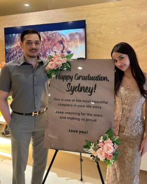 Cut Tari Instagram - Heyy Sayangku @sydneyazkassya , Selamat yaah sekarang udah lulus SMA !! 😙🫶🏻 … Mama seneng, haru, mellow, lega semua jadi satu!. 
Dari yang tadinya masih kecil selalu berisik “maa, maa, maa, maaaa, mama, mama, mamaaaa…” , sekarang suara-suara itu kadang ada, kadang ngga. 
Dari yang “maaa ini gimana?, itu gimana?, tolong maa, tolong bantuin ma , tolong Sydney ma, Sydney ga bisa mama …“ , dan di akhir-akhir SMA kemarin justru mama yang selalu nanya-nanya terus ke Sydney “Syd itu udah dikumpulin? Syd tugas ini itu udah selesai belum?, Syd jangan lupa ini itu ya kumpulin ke guru” , dan blablabla’nya mama, sampeee akhirnya waktu itu Sydney bilang ke Mama “ Ma, udah maa, jangan kaya gitu, mama percaya aja sama Sydney soal Sekolah, mama ga usah selalu tanya-tanya, Sydney akan selesein semuanya” .. hmm, pas denger kata-kata Sydney itu, mama langsung mikir kalau mama juga perlu belajar, belajar untuk percaya kalau Sydney bukan Sydney si anak kecil lagi. 
Well, it feels like just yesterday you were a little girl, and today you’ve grown into a young lady. 
As your mom, I’ve seen your commitment and hard work for this, and look at you now, a graduate!
I’m so proud of you. Wishing you a bright and beautiful future. ✨
I Love you Sydney and congratulation on achieving this milestone !. 💛
