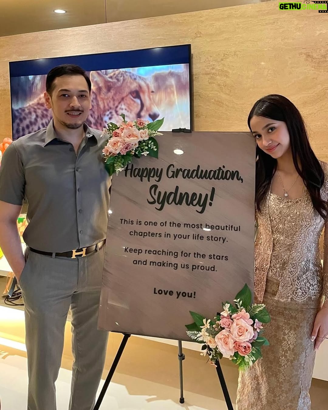 Cut Tari - 18.1K Likes - Heyy Sayangku @sydneyazkassya , Selamat yaah sekarang udah lulus SMA !! 😙🫶🏻 … Mama seneng, haru, mellow, lega semua jadi satu!. 
Dari yang tadinya masih kecil selalu berisik “maa, maa, maa, maaaa, mama, mama, mamaaaa…” , sekarang suara-suara itu kadang ada, kadang ngga. 
Dari yang “maaa ini gimana?, itu gimana?, tolong maa, tolong bantuin ma , tolong Sydney ma, Sydney ga bisa mama …“ , dan di akhir-akhir SMA kemarin justru mama yang selalu nanya-nanya terus ke Sydney “Syd itu udah dikumpulin? Syd tugas ini itu udah selesai belum?, Syd jangan lupa ini itu ya kumpulin ke guru” , dan blablabla’nya mama, sampeee akhirnya waktu itu Sydney bilang ke Mama “ Ma, udah maa, jangan kaya gitu, mama percaya aja sama Sydney soal Sekolah, mama ga usah selalu tanya-tanya, Sydney akan selesein semuanya” .. hmm, pas denger kata-kata Sydney itu, mama langsung mikir kalau mama juga perlu belajar, belajar untuk percaya kalau Sydney bukan Sydney si anak kecil lagi. 
Well, it feels like just yesterday you were a little girl, and today you’ve grown into a young lady. 
As your mom, I’ve seen your commitment and hard work for this, and look at you now, a graduate!
I’m so proud of you. Wishing you a bright and beautiful future. ✨
I Love you Sydney and congratulation on achieving this milestone !. 💛