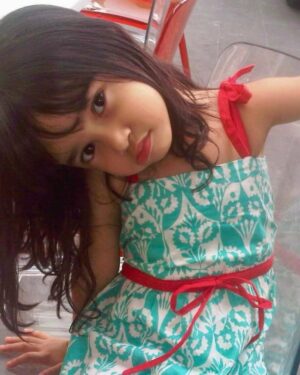 Cut Tari Instagram - Heyy Sayangku @sydneyazkassya , Selamat yaah sekarang udah lulus SMA !! 😙🫶🏻 … Mama seneng, haru, mellow, lega semua jadi satu!. 
Dari yang tadinya masih kecil selalu berisik “maa, maa, maa, maaaa, mama, mama, mamaaaa…” , sekarang suara-suara itu kadang ada, kadang ngga. 
Dari yang “maaa ini gimana?, itu gimana?, tolong maa, tolong bantuin ma , tolong Sydney ma, Sydney ga bisa mama …“ , dan di akhir-akhir SMA kemarin justru mama yang selalu nanya-nanya terus ke Sydney “Syd itu udah dikumpulin? Syd tugas ini itu udah selesai belum?, Syd jangan lupa ini itu ya kumpulin ke guru” , dan blablabla’nya mama, sampeee akhirnya waktu itu Sydney bilang ke Mama “ Ma, udah maa, jangan kaya gitu, mama percaya aja sama Sydney soal Sekolah, mama ga usah selalu tanya-tanya, Sydney akan selesein semuanya” .. hmm, pas denger kata-kata Sydney itu, mama langsung mikir kalau mama juga perlu belajar, belajar untuk percaya kalau Sydney bukan Sydney si anak kecil lagi. 
Well, it feels like just yesterday you were a little girl, and today you’ve grown into a young lady. 
As your mom, I’ve seen your commitment and hard work for this, and look at you now, a graduate!
I’m so proud of you. Wishing you a bright and beautiful future. ✨
I Love you Sydney and congratulation on achieving this milestone !. 💛