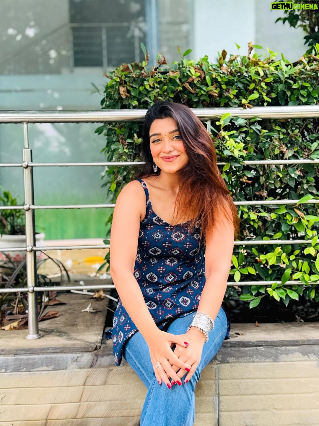 Cuty Mendiratta - 2.2K Likes - Sare nashe bekar teri ankhon ke siwa