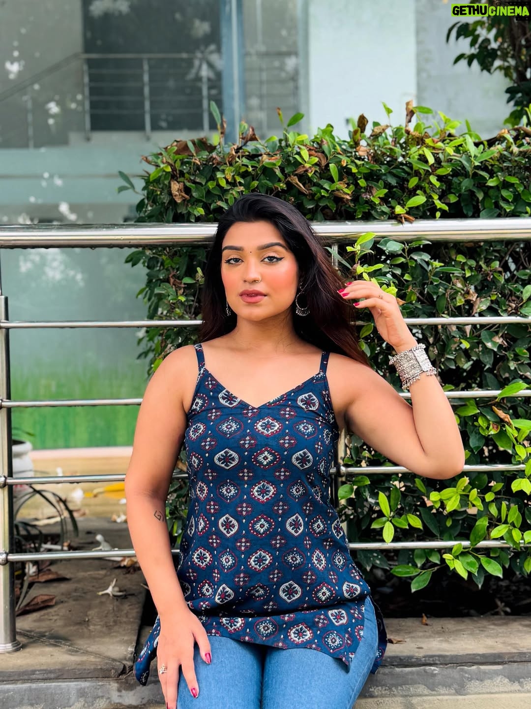 Cuty Mendiratta - 2.2K Likes - Sare nashe bekar teri ankhon ke siwa