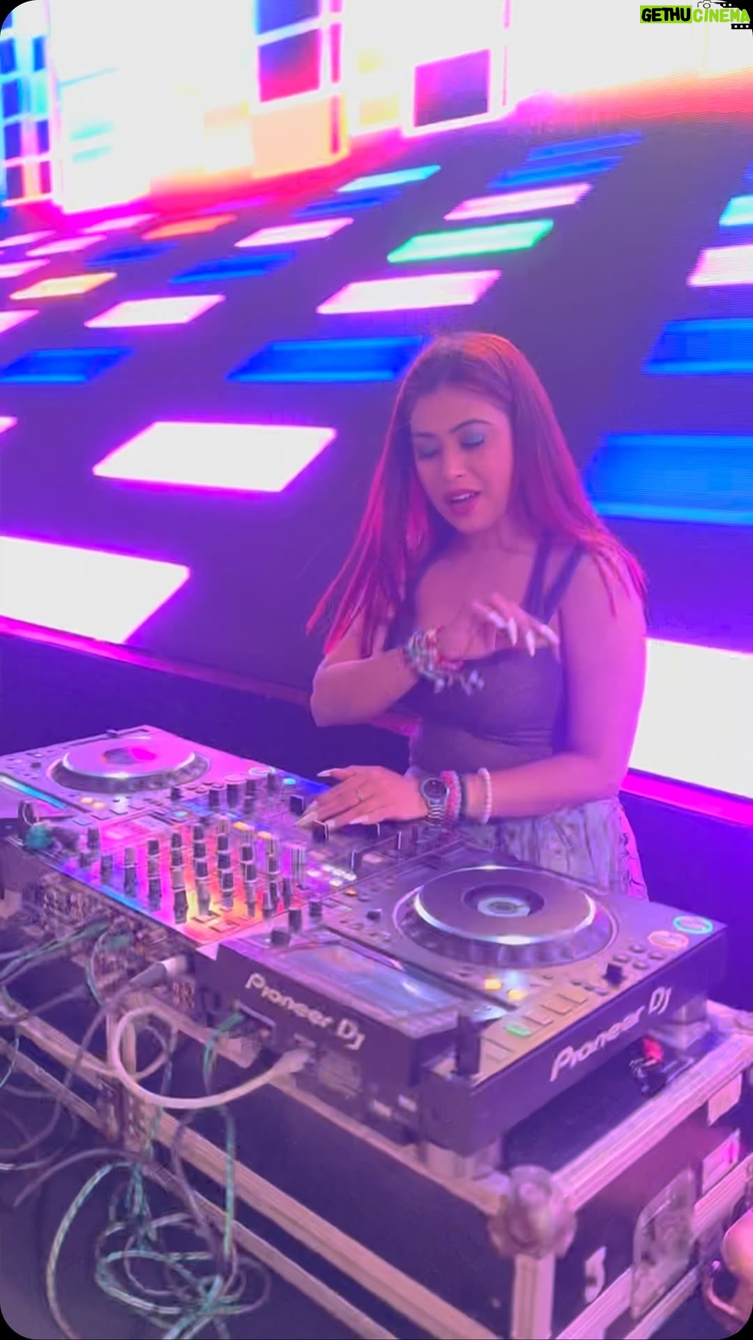 DJ Nashley - 315 Likes - 