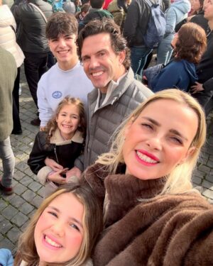 Dália Madruga Instagram - 4.6
Obrigada por cada mensagem, cada telefonema, cada palavra de carinho na celebração de mais um aniversário!
Sei bem a sortuda que sou e basta olhar para as fotografias que partilho convosco.
Vim passar o meu aniversário a Roma, uma cidade importante para mim, há 13 anos o meu marido pediu-me aqui em casamento e agora voltamos com a família que construímos. Foi muito especial.
Ao meu marido, aos meus filhos, obrigada por fazerem de mim a minha melhor versão.
Amo-vos incondicionalmente, para sempre e mais além!