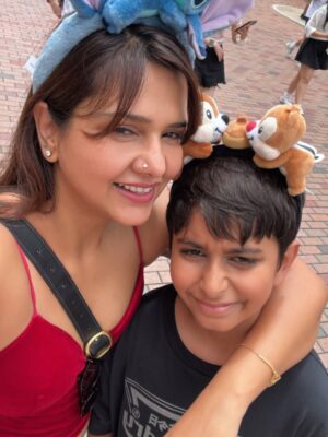 Dalljiet Kaur Instagram - Impromptu plans are as perfect as they can get ! Disneyland, Hongkong was a perfect way to plan the end of summer vacations ❤️

I go back to work and jaydon starts school!
#disneyland #hongkong #summervacay #jaydon