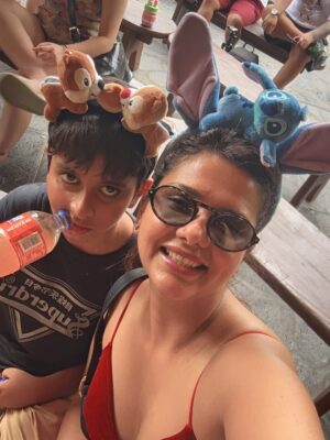 Dalljiet Kaur Instagram - Impromptu plans are as perfect as they can get ! Disneyland, Hongkong was a perfect way to plan the end of summer vacations ❤️

I go back to work and jaydon starts school!
#disneyland #hongkong #summervacay #jaydon