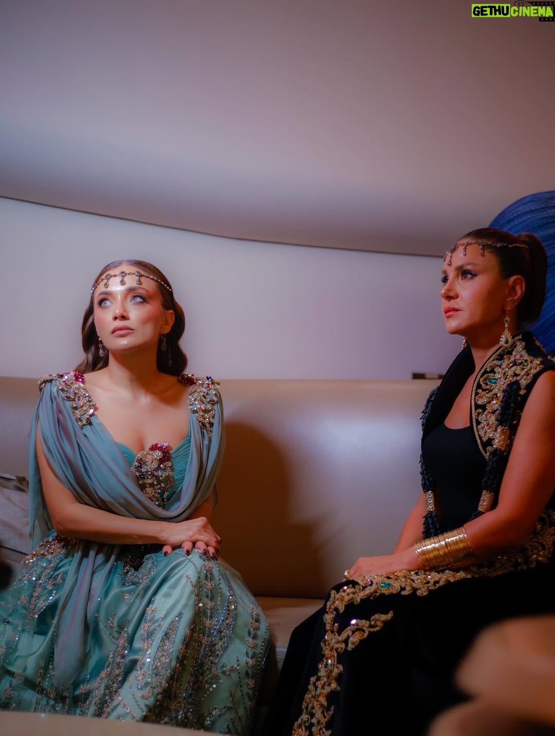Damla Sönmez - 169K Likes - Tellement honorée de rejoindre le Jury International des longs métrages au Festival International Méditerranéen du Film d’Annaba. 🌿✨ Le cinéma unit les cultures, et ce soir je l’ai ressenti pleinement — vêtue d’un écho moderne du chaoui algériens qui tenue porte l’âme des femmes de ce pays. Quel cadeau que de porter cette histoire. 🎬❤️

So honored to join the International Feature Film Jury at the Annaba International Mediterranean Film Festival. 🌿✨ Cinema unites cultures, and tonight I felt that deeply — dressed in a modern echo of Algeria’s timeless chaoui. Every garment here carries the soul of its women. What a gift to wear this story. 🎬

@annabafilmfestival.algeria

📷: @mr.dali_ 
Chaoui: @samirkerzabi 🌹
Style consultant: @yaycibusra 
Spcl thnx: @canercokyuksel 
@selinkokmanagement
