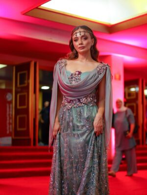 Damla Sönmez Instagram - Tellement honorée de rejoindre le Jury International des longs métrages au Festival International Méditerranéen du Film d’Annaba. 🌿✨ Le cinéma unit les cultures, et ce soir je l’ai ressenti pleinement — vêtue d’un écho moderne du chaoui algériens qui tenue porte l’âme des femmes de ce pays. Quel cadeau que de porter cette histoire. 🎬❤️
So honored to join the International Feature Film Jury at the Annaba International Mediterranean Film Festival. 🌿✨ Cinema unites cultures, and tonight I felt that deeply — dressed in a modern echo of Algeria’s timeless chaoui. Every garment here carries the soul of its women. What a gift to wear this story. 🎬
@annabafilmfestival.algeria
📷: @mr.dali_
Chaoui: @samirkerzabi 🌹
Style consultant: @yaycibusra
Spcl thnx: @canercokyuksel
@selinkokmanagement