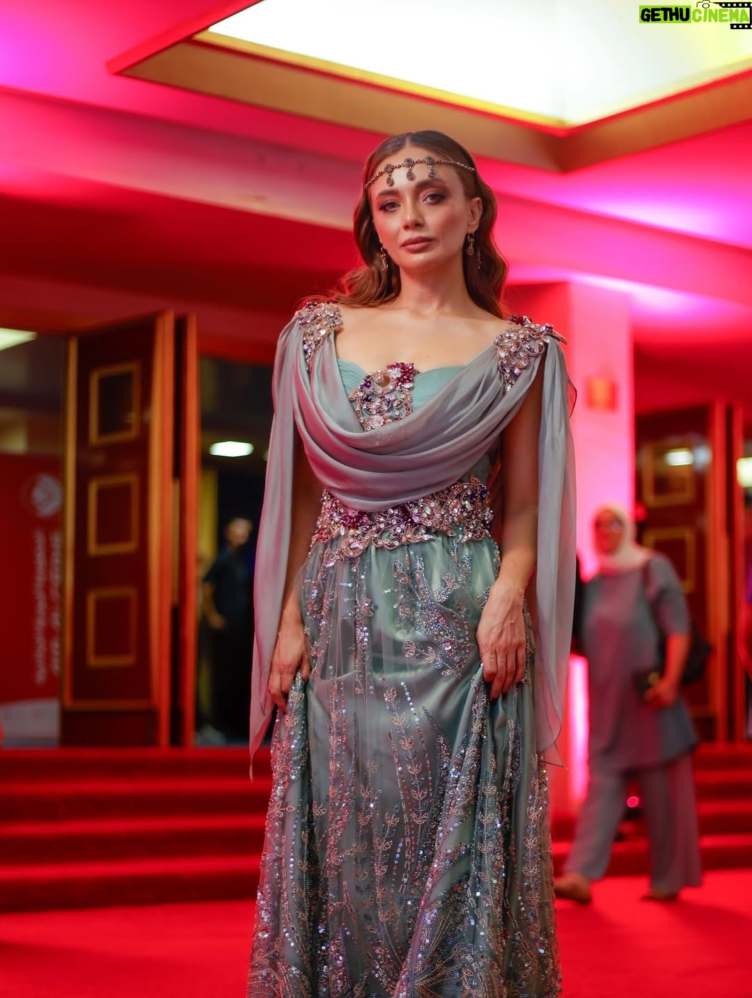 Damla Sönmez - 169K Likes - Tellement honorée de rejoindre le Jury International des longs métrages au Festival International Méditerranéen du Film d’Annaba. 🌿✨ Le cinéma unit les cultures, et ce soir je l’ai ressenti pleinement — vêtue d’un écho moderne du chaoui algériens qui tenue porte l’âme des femmes de ce pays. Quel cadeau que de porter cette histoire. 🎬❤️

So honored to join the International Feature Film Jury at the Annaba International Mediterranean Film Festival. 🌿✨ Cinema unites cultures, and tonight I felt that deeply — dressed in a modern echo of Algeria’s timeless chaoui. Every garment here carries the soul of its women. What a gift to wear this story. 🎬

@annabafilmfestival.algeria

📷: @mr.dali_ 
Chaoui: @samirkerzabi 🌹
Style consultant: @yaycibusra 
Spcl thnx: @canercokyuksel 
@selinkokmanagement