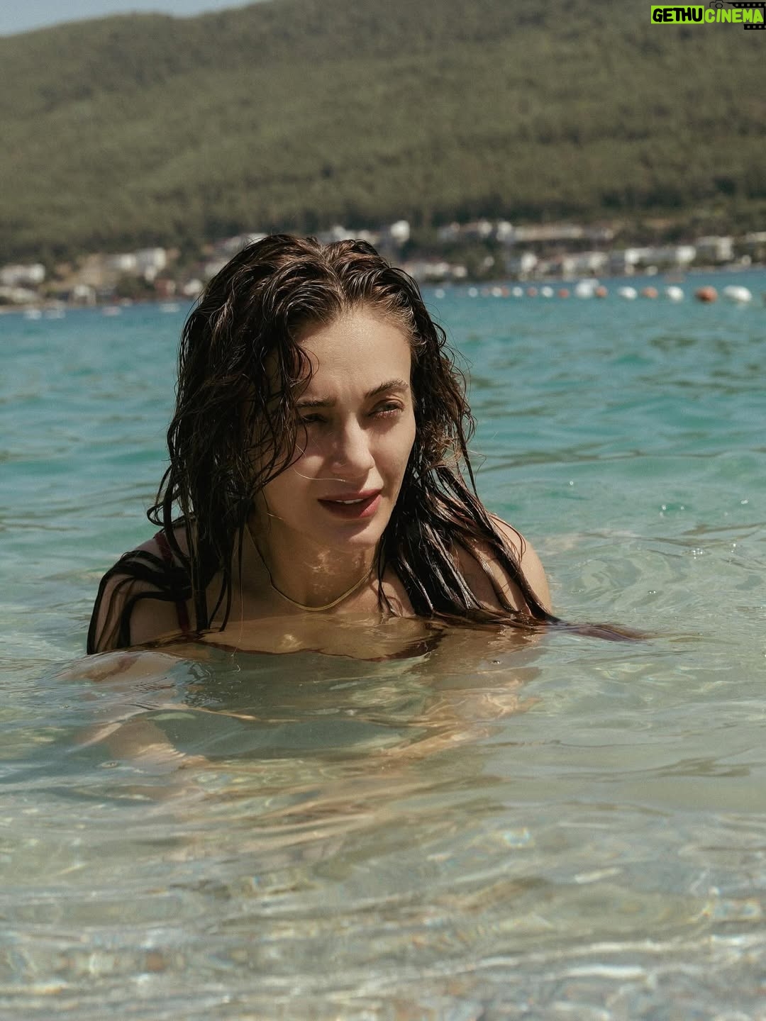 Damla Sönmez - 90.1K Likes - Bu yaz postuna yaz hiti gibi hit! @semihkulekcioglu 
O zaman hayırlı uğurlu olsuuuun 🍍🌞🍉

📸 : @berrak_baspinar