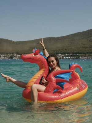 Damla Sönmez Instagram - Bu yaz postuna yaz hiti gibi hit! @semihkulekcioglu
O zaman hayırlı uğurlu olsuuuun 🍍🌞🍉
📸 : @berrak_baspinar