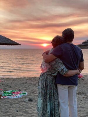 Danae Michalaki Instagram - Σήμερα έχουμε επέτειο γάμου 4 χρόνια. Δεν ανέβασα φωτογραφία με τον άντρα μου , ανέβασα αυτή την φωτογραφία των γονιών μου. Αυτή η φωτογραφία κλείνει 4 χρόνια σήμερα. Επειδή δεν είδαν ο ένας τον άλλο πολύ εκείνη την ημέρα, ενώ μας περίμεναν να πάμε στο γλέντι, αγκαλιαστήκανε να δουν μαζι το ηλιοβασίλεμα, γιατί έλειψε ένας στον άλλο. Αυτό είναι αγάπη για μένα. Αυτό κυνηγάω κάθε μέρα . Να καταλήξω να είμαι με τον άντρα μου 36 χρόνια και να αγαπιόμαστε ακόμα έτσι. ❤️