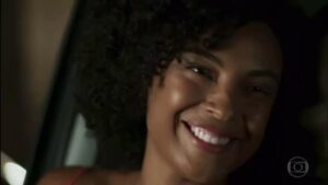 Dandara Albuquerque Instagram - Há 7 anos estreava Espelho da Vida, novela das 18h de Elizabeth Jhin, que também foi minha estreia na @tvglobo . 📺⭐️

Sheila, minha primeira personagem na tv, foi aos pouquinhos ganhando espaço na minha vida e na trama. Ela me proporcionou momentos incríveis e a oportunidade de contracenar com grandes artistas, como nessas cenas que eu amo com @alinnemoraes 

Ambiciosa, sonsa, engraçada… 
como eu me diverti interpretando essa mineirinha. Quanta coisa aprendi nesse primeiro trabalho. E quantas outras personagens incríveis eu já vivi ao longo desses 7anos que se passaram depois dessa estreia.

É muito bom olhar para trás e celebrar o tanto que a gente já caminhou, pois só a gente sabe o valor de cada passo em nossa árdua jornada.

Sou eternamente grata a todos que fizeram parte desse trabalho e especialmente aos que me deram a oportunidade de realizar meu sonho de ser artista e trabalhar na TV. 

#tbt #espelhodavida #sheila #tvglobo