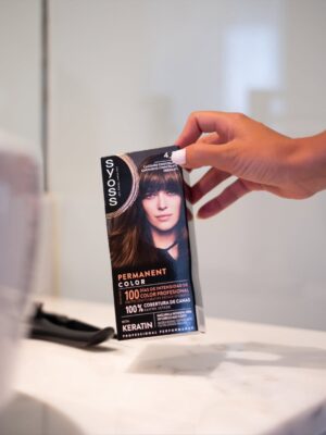 Dânia Neto Instagram - #pub No regresso à rotina, escolhi a @syoss Permanent Color 4-8.
Mostrei o processo : simples, prático e pensado para cuidar.
Com queratina na coloração e na máscara, o cabelo não só ganha cor, como também vitalidade. O resultado fala por si: uma cor profunda, luminosa e com 100% de cobertura. Uma renovação que traz frescura, quase como prolongar a leveza do verão, agora adaptada à rotina
#SyossPermanentColor