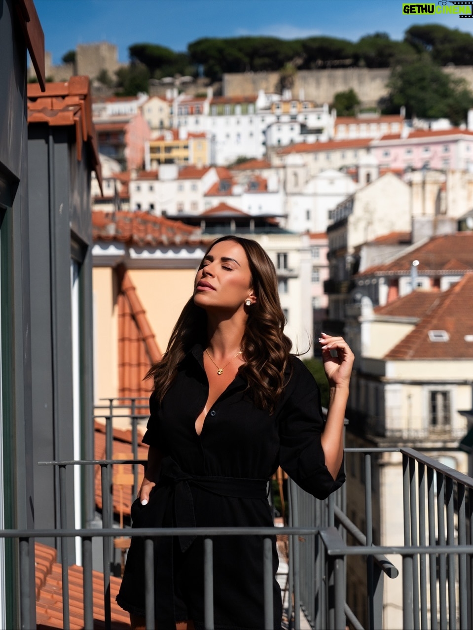 Dânia Neto - 3 Likes - Nas sete colinas ✨.

São Roque, São Jorge, São Vicente, Santo André, Santa Catarina, Chagas e Sant’Ana. Estas colinas, importantes pontos da cidade, integram  poemas e canções que falam sobre a beleza da capital portuguesa.