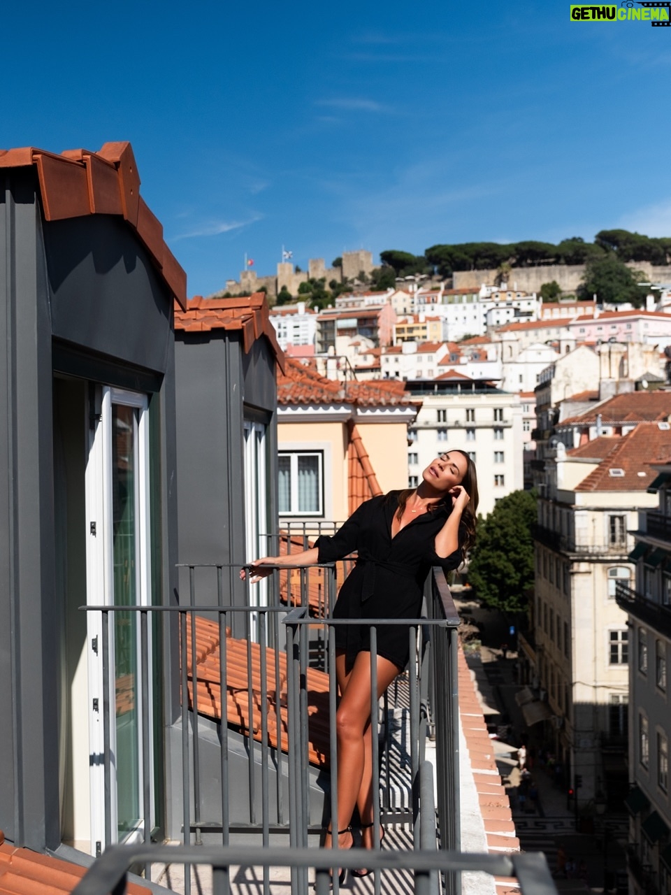 Dânia Neto - 3 Likes - Nas sete colinas ✨.

São Roque, São Jorge, São Vicente, Santo André, Santa Catarina, Chagas e Sant’Ana. Estas colinas, importantes pontos da cidade, integram  poemas e canções que falam sobre a beleza da capital portuguesa.