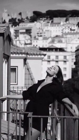 Dânia Neto Instagram - #pub O pós-verão deixa sempre marcas: cabelo mais seco, desidratado e sem brilho. Entre sol, cloro e sal, é sinal de dias bem aproveitados ao sol. ☀️ Com um banho de cor da @syoss Permanent Color, recupero a cor e devolvo todo o brilho depois das férias.
 
A fórmula mantém a cor intensa até 100 dias, garante 100% de cobertura e ainda cuida do cabelo durante todo o processo.Tanto o creme de coloração como a máscara contêm queratina, que ajuda a deixar o cabelo mais saudável, protegido e macio ao toque.
 
Resultado? Uma cor intensa, uniforme e luminosa, com cabelo cuidado e cheio de vida. ✨