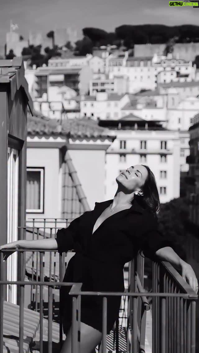 Dânia Neto - 3 Likes - #pub O pós-verão deixa sempre marcas: cabelo mais seco, desidratado e sem brilho. Entre sol, cloro e sal, é sinal de dias bem aproveitados ao sol. ☀️ Com um banho de cor da @syoss Permanent Color, recupero a cor e devolvo todo o brilho depois das férias.
 
A fórmula mantém a cor intensa até 100 dias, garante 100% de cobertura e ainda cuida do cabelo durante todo o processo.Tanto o creme de coloração como a máscara contêm queratina, que ajuda a deixar o cabelo mais saudável, protegido e macio ao toque.
 
Resultado? Uma cor intensa, uniforme e luminosa, com cabelo cuidado e cheio de vida. ✨