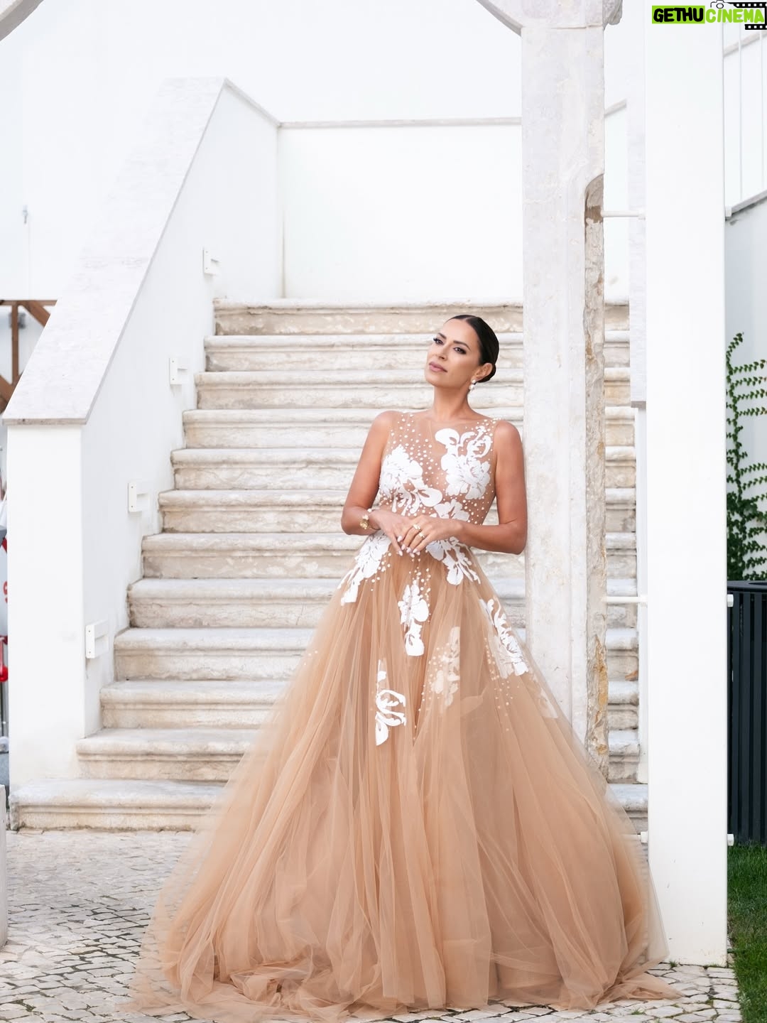 Dânia Neto - 15K Likes - Globos de ouro 2025 ✨ 

Vestido @joao_rolo_couture 
Makeup e cabelo @rebeca.make.up 
Photo @melissavieira.ph 
@lockehotels