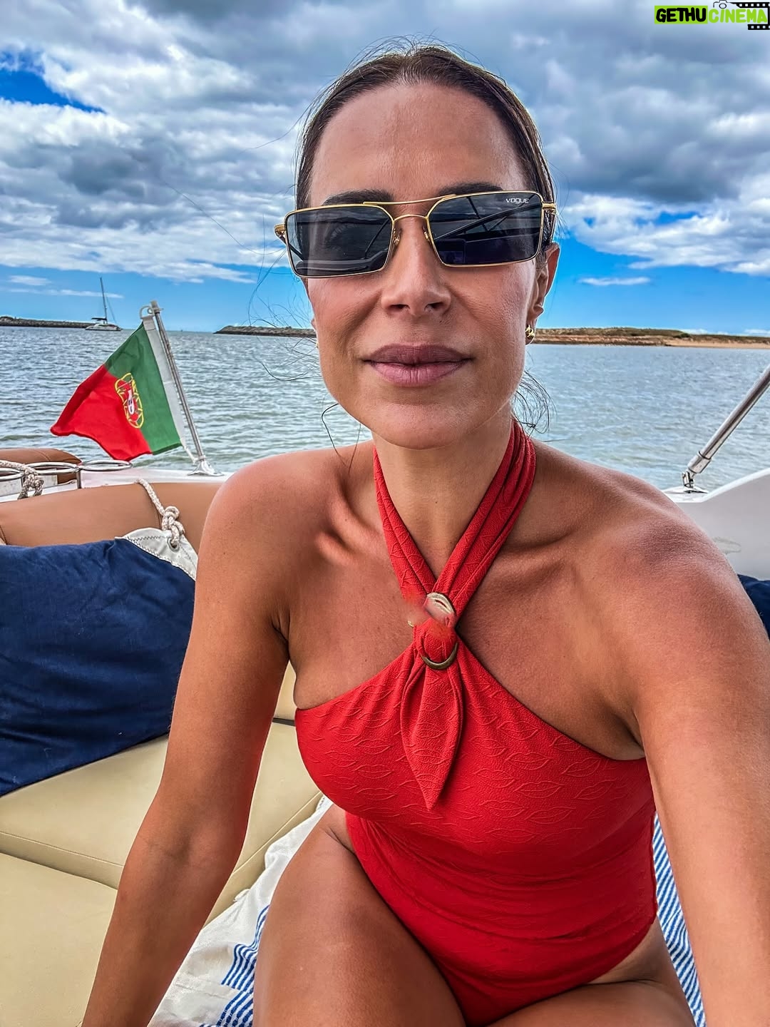 Dânia Neto - 3 Likes - Outubro e os seus últimos dias de Sol ☀️.