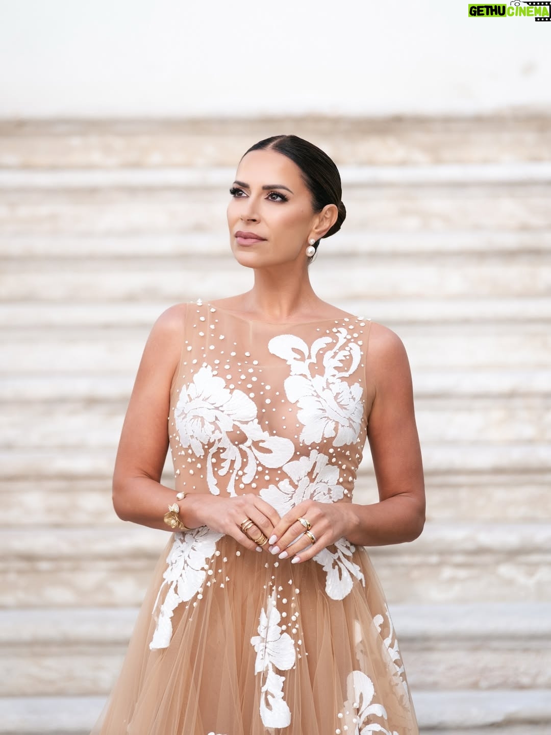 Dânia Neto - 15K Likes - Globos de ouro 2025 ✨ 

Vestido @joao_rolo_couture 
Makeup e cabelo @rebeca.make.up 
Photo @melissavieira.ph 
@lockehotels