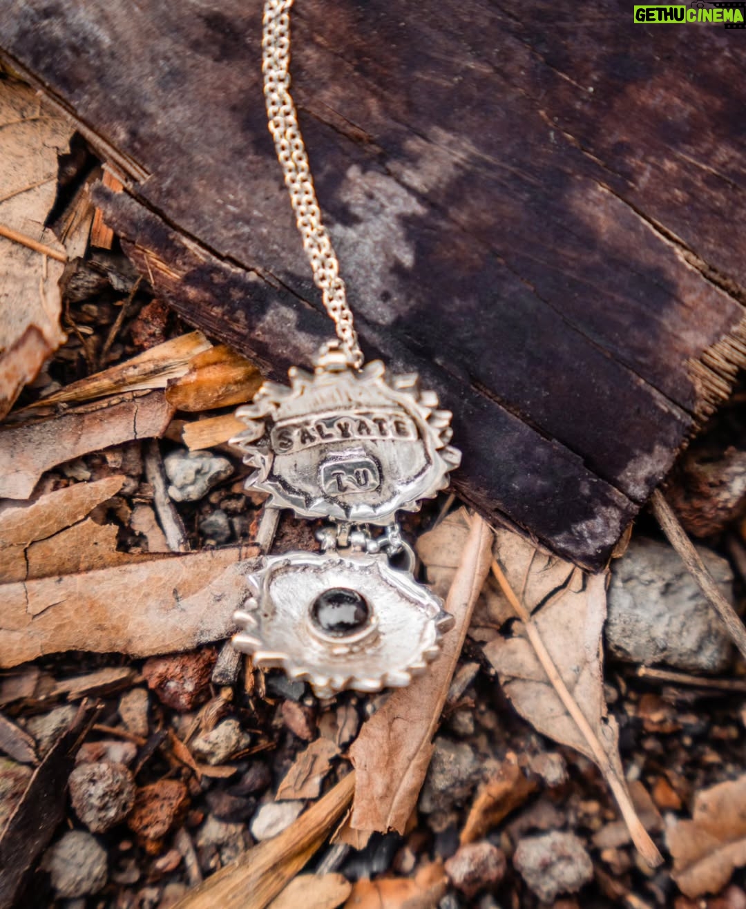 Daniela Luján - 51.1K Likes - Vengo muy feliz a contarles que me asocié con una #envinadaemprendedora e hicimos este collar que me llena de emoción 🥰🥰🥰 @pisanlimexico se llama "Salvate Tú". Es el resultado de trabajo artesanal y cosas que me significan un montón: un girasol porque los amo y dicen por ahí que cuando no hay sol, los girasoles voltean a verse mutuamente, la metáfora me parece preciosa y creo que las amistades y las personas que amamos deberíamos ser como los girasoles y estar ahí para cuando a alguno le falte tantito sol. Adentro tiene una obsidiana negra para la protección y la introspección. Espero les guste y que compren compren 🎶  jajaja ya en serio creo que es un regalo de amor para alguien que amen.