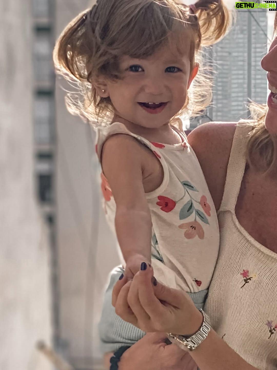 Daniela Pantano - 3.7K Likes - ❤️Amor de mi vida entera! ❤️
Hoy cumplis 5 años❤️lo rapido que se pasa el tiempo al lado tuyo hijita.
Sos el amor mas enorme que pude sentir en toda mi vida , te veo crecer y me llena de orgullo y de felicidad verte ser siempre tan vos, tan Ambar! 
Feliz cumpleaños mi princesita hoy vamos a tener un festejo muy a tu estilo ! Bien arriba , cargado de emociones, intenso y lleno de felicidad
Te amo hija!