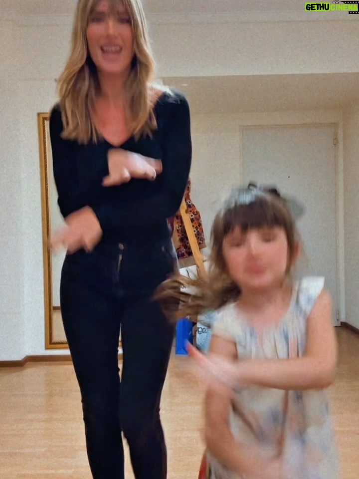 Daniela Pantano - 3.7K Likes - ❤️Amor de mi vida entera! ❤️
Hoy cumplis 5 años❤️lo rapido que se pasa el tiempo al lado tuyo hijita.
Sos el amor mas enorme que pude sentir en toda mi vida , te veo crecer y me llena de orgullo y de felicidad verte ser siempre tan vos, tan Ambar! 
Feliz cumpleaños mi princesita hoy vamos a tener un festejo muy a tu estilo ! Bien arriba , cargado de emociones, intenso y lleno de felicidad
Te amo hija!