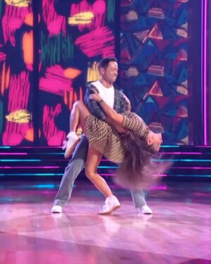 Danielle Fishel Instagram - Danielle Fishel and pro Pasha Pashkov perform a Jive to “Boy Meets World” by Twenty Cent Crush ft. Phil Rosenthal dedicated to Danielle’s former co-star, Bill Daniels. #DedicationNight #DWTS