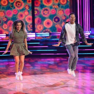 Danielle Fishel Instagram - THE Mr. Bill Daniels in the #DWTS ballroom… pinch us! Danielle and Pasha’s Jive gave us all the nostalgic vibes we dreamed of 🥰👨‍🏫 #DedicationNight