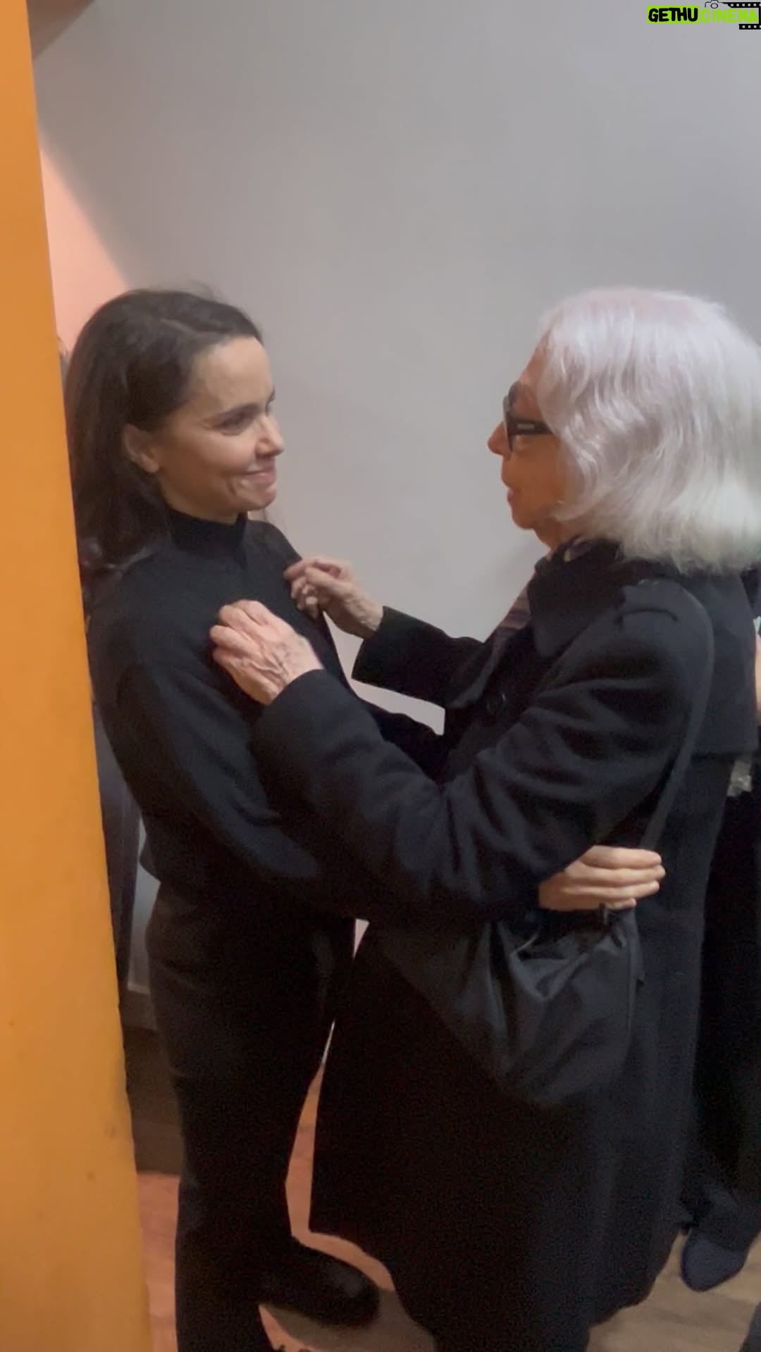 Débora Falabella - 267.7K Likes - Eu vou guardar essas palavras no fundo do meu coração. Noite muito emocionante. Obrigada @fernandamontenegrooficial pela presença em nosso espetáculo e por nos dizer coisas tão bonitas e verdadeiras. Nossa profissão é mesmo algo misterioso!  Muito obrigada querida  @carmen.mello pela presença de vcs duas aqui com a gente. ❤️