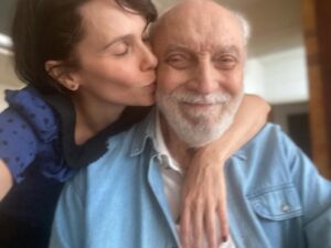 Débora Falabella Instagram - Hoje meu pai faz 90 anos. E eu tenho muita sorte de ser filha dele.
Estou em temporada em BH e fui treinar com ele todos os dias na academia, tentei acompanhá-lo na peteca, mas nem de longe consegui alcançá-lo.
Ele me acompanha no teatro e adora ficar batendo papo e tomando café no camarim com a equipe da peça.
Adoro ouvir suas histórias, e ele sempre tem uma nova pra me contar: histórias da nossa família, do teatro, da TV Itacolomy.
Ele é o pai, avô e marido mais amoroso do mundo. Amigo fiel, sensível, um homem lindo, admirável, um farol.
Te amo demais, meu pai. Hoje vai ser um lindo dia. ❤️