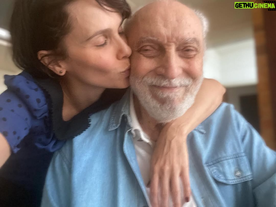 Débora Falabella - 38K Likes - Hoje meu pai faz 90 anos. E eu tenho muita sorte de ser filha dele.
Estou em temporada em BH e fui treinar com ele todos os dias na academia, tentei acompanhá-lo na peteca, mas nem de longe consegui alcançá-lo.
Ele me acompanha no teatro e adora ficar batendo papo e tomando café no camarim com a equipe da peça.
Adoro ouvir suas histórias, e ele sempre tem uma nova pra me contar: histórias da nossa família, do teatro, da TV Itacolomy.
Ele é o pai, avô e marido mais amoroso do mundo. Amigo fiel, sensível, um homem lindo, admirável, um farol.
Te amo demais, meu pai. Hoje vai ser um lindo dia. ❤️
