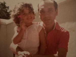 Débora Falabella Instagram - Hoje meu pai faz 90 anos. E eu tenho muita sorte de ser filha dele.
Estou em temporada em BH e fui treinar com ele todos os dias na academia, tentei acompanhá-lo na peteca, mas nem de longe consegui alcançá-lo.
Ele me acompanha no teatro e adora ficar batendo papo e tomando café no camarim com a equipe da peça.
Adoro ouvir suas histórias, e ele sempre tem uma nova pra me contar: histórias da nossa família, do teatro, da TV Itacolomy.
Ele é o pai, avô e marido mais amoroso do mundo. Amigo fiel, sensível, um homem lindo, admirável, um farol.
Te amo demais, meu pai. Hoje vai ser um lindo dia. ❤️