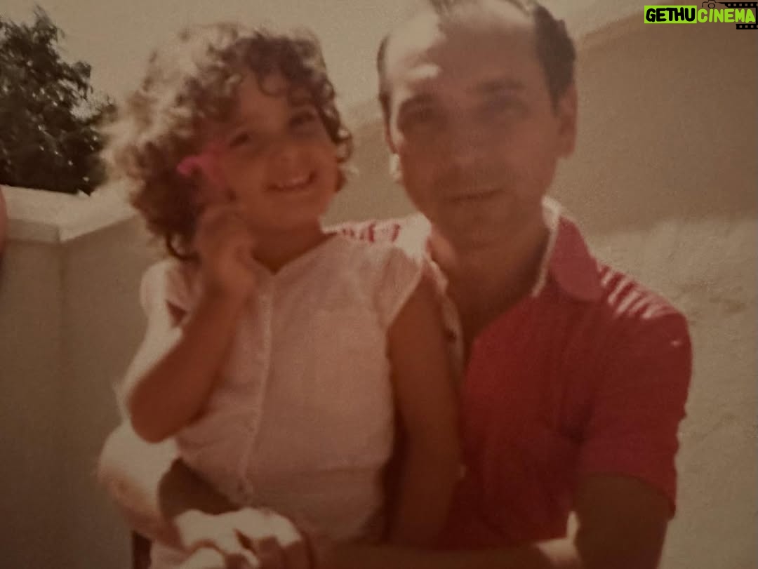Débora Falabella - 38K Likes - Hoje meu pai faz 90 anos. E eu tenho muita sorte de ser filha dele.
Estou em temporada em BH e fui treinar com ele todos os dias na academia, tentei acompanhá-lo na peteca, mas nem de longe consegui alcançá-lo.
Ele me acompanha no teatro e adora ficar batendo papo e tomando café no camarim com a equipe da peça.
Adoro ouvir suas histórias, e ele sempre tem uma nova pra me contar: histórias da nossa família, do teatro, da TV Itacolomy.
Ele é o pai, avô e marido mais amoroso do mundo. Amigo fiel, sensível, um homem lindo, admirável, um farol.
Te amo demais, meu pai. Hoje vai ser um lindo dia. ❤️