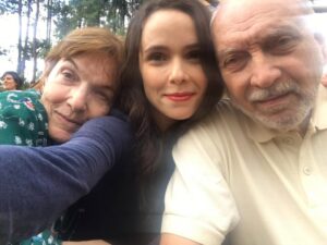 Débora Falabella Instagram - Hoje meu pai faz 90 anos. E eu tenho muita sorte de ser filha dele.
Estou em temporada em BH e fui treinar com ele todos os dias na academia, tentei acompanhá-lo na peteca, mas nem de longe consegui alcançá-lo.
Ele me acompanha no teatro e adora ficar batendo papo e tomando café no camarim com a equipe da peça.
Adoro ouvir suas histórias, e ele sempre tem uma nova pra me contar: histórias da nossa família, do teatro, da TV Itacolomy.
Ele é o pai, avô e marido mais amoroso do mundo. Amigo fiel, sensível, um homem lindo, admirável, um farol.
Te amo demais, meu pai. Hoje vai ser um lindo dia. ❤️