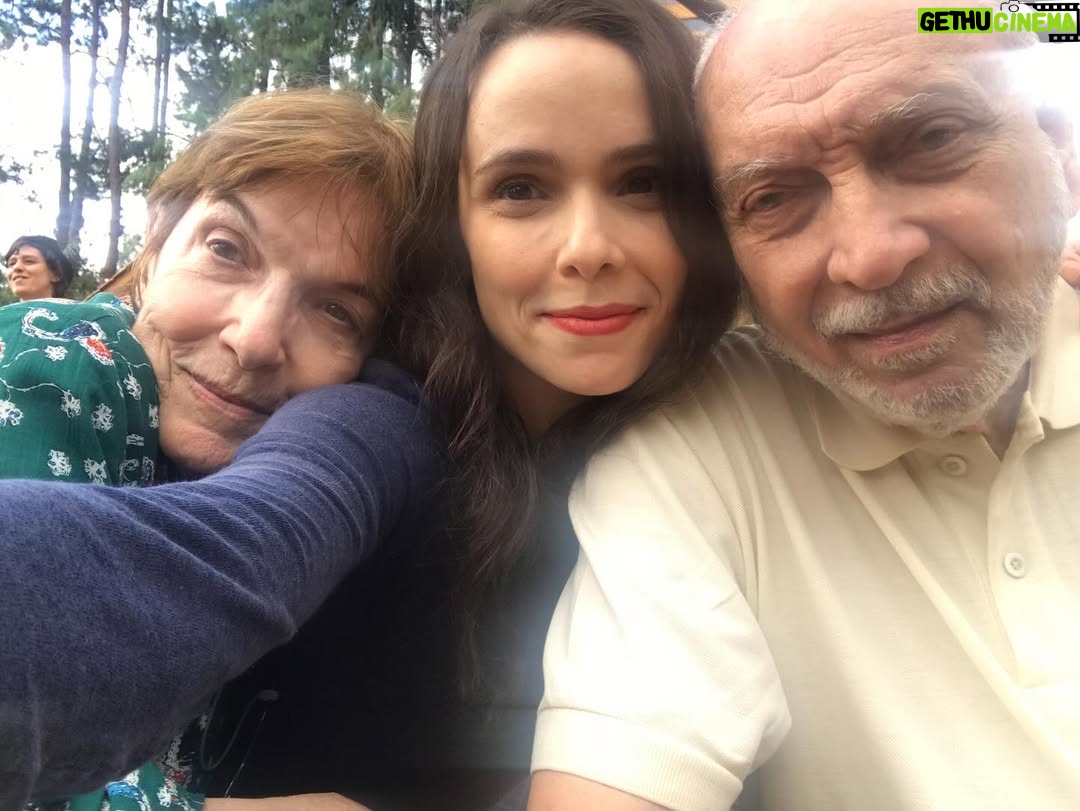 Débora Falabella - 38K Likes - Hoje meu pai faz 90 anos. E eu tenho muita sorte de ser filha dele.
Estou em temporada em BH e fui treinar com ele todos os dias na academia, tentei acompanhá-lo na peteca, mas nem de longe consegui alcançá-lo.
Ele me acompanha no teatro e adora ficar batendo papo e tomando café no camarim com a equipe da peça.
Adoro ouvir suas histórias, e ele sempre tem uma nova pra me contar: histórias da nossa família, do teatro, da TV Itacolomy.
Ele é o pai, avô e marido mais amoroso do mundo. Amigo fiel, sensível, um homem lindo, admirável, um farol.
Te amo demais, meu pai. Hoje vai ser um lindo dia. ❤️