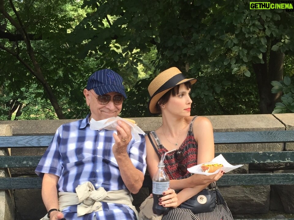 Débora Falabella - 38K Likes - Hoje meu pai faz 90 anos. E eu tenho muita sorte de ser filha dele.
Estou em temporada em BH e fui treinar com ele todos os dias na academia, tentei acompanhá-lo na peteca, mas nem de longe consegui alcançá-lo.
Ele me acompanha no teatro e adora ficar batendo papo e tomando café no camarim com a equipe da peça.
Adoro ouvir suas histórias, e ele sempre tem uma nova pra me contar: histórias da nossa família, do teatro, da TV Itacolomy.
Ele é o pai, avô e marido mais amoroso do mundo. Amigo fiel, sensível, um homem lindo, admirável, um farol.
Te amo demais, meu pai. Hoje vai ser um lindo dia. ❤️
