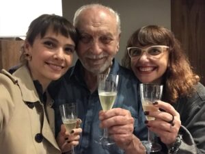 Débora Falabella Instagram - Hoje meu pai faz 90 anos. E eu tenho muita sorte de ser filha dele.
Estou em temporada em BH e fui treinar com ele todos os dias na academia, tentei acompanhá-lo na peteca, mas nem de longe consegui alcançá-lo.
Ele me acompanha no teatro e adora ficar batendo papo e tomando café no camarim com a equipe da peça.
Adoro ouvir suas histórias, e ele sempre tem uma nova pra me contar: histórias da nossa família, do teatro, da TV Itacolomy.
Ele é o pai, avô e marido mais amoroso do mundo. Amigo fiel, sensível, um homem lindo, admirável, um farol.
Te amo demais, meu pai. Hoje vai ser um lindo dia. ❤️