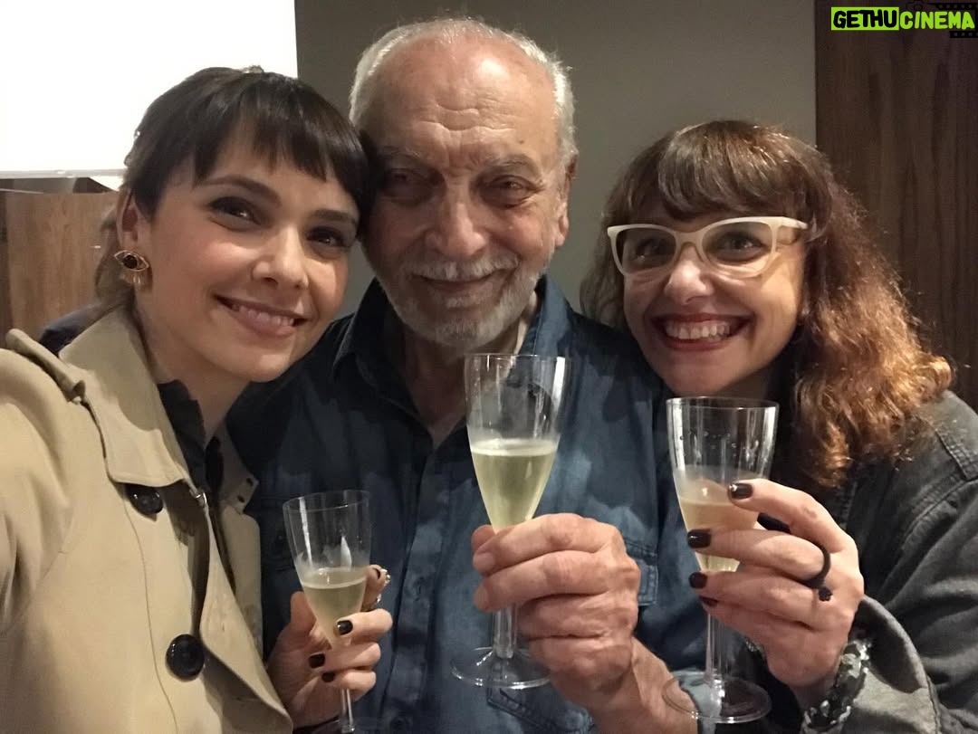 Débora Falabella - 38K Likes - Hoje meu pai faz 90 anos. E eu tenho muita sorte de ser filha dele.
Estou em temporada em BH e fui treinar com ele todos os dias na academia, tentei acompanhá-lo na peteca, mas nem de longe consegui alcançá-lo.
Ele me acompanha no teatro e adora ficar batendo papo e tomando café no camarim com a equipe da peça.
Adoro ouvir suas histórias, e ele sempre tem uma nova pra me contar: histórias da nossa família, do teatro, da TV Itacolomy.
Ele é o pai, avô e marido mais amoroso do mundo. Amigo fiel, sensível, um homem lindo, admirável, um farol.
Te amo demais, meu pai. Hoje vai ser um lindo dia. ❤️